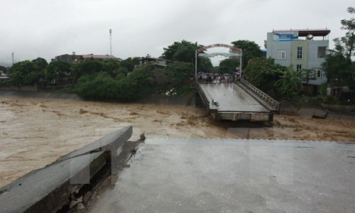 Sập cầu tại Yên Bái, một phóng viên TTXVN bị nước cuốn mất tích